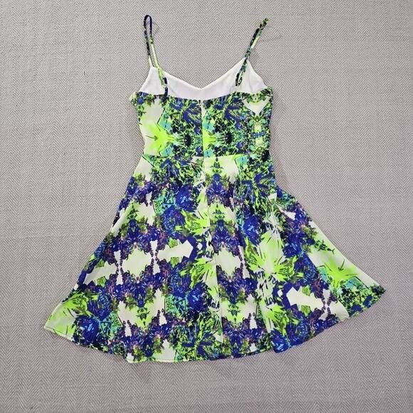 Everly Tennis Dress Size Small Green Watercolor Made In USA EUC Style DR3766 - Picture 7 of 10
